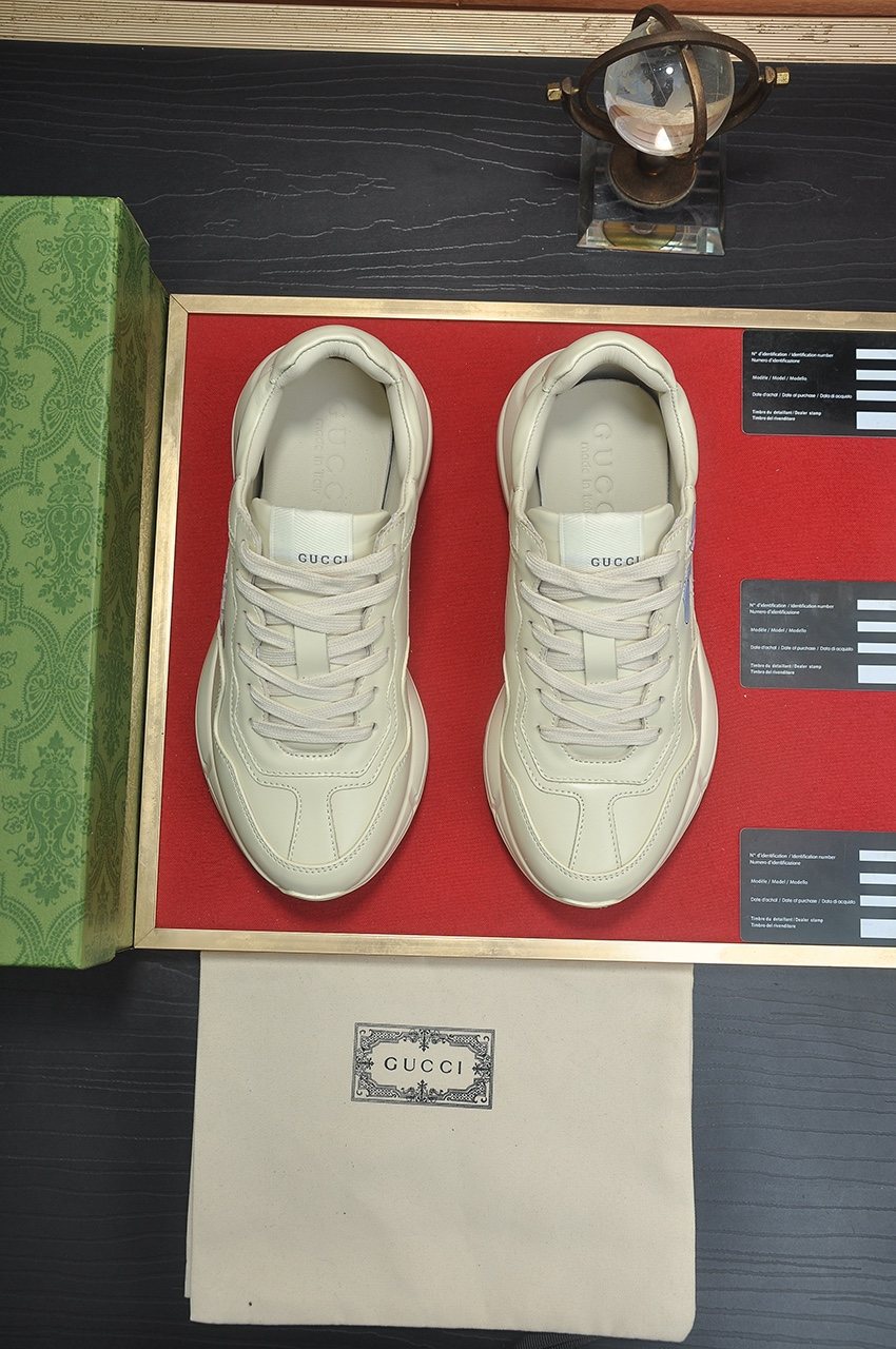 Gucci Cream Graphic Sneakers — front
