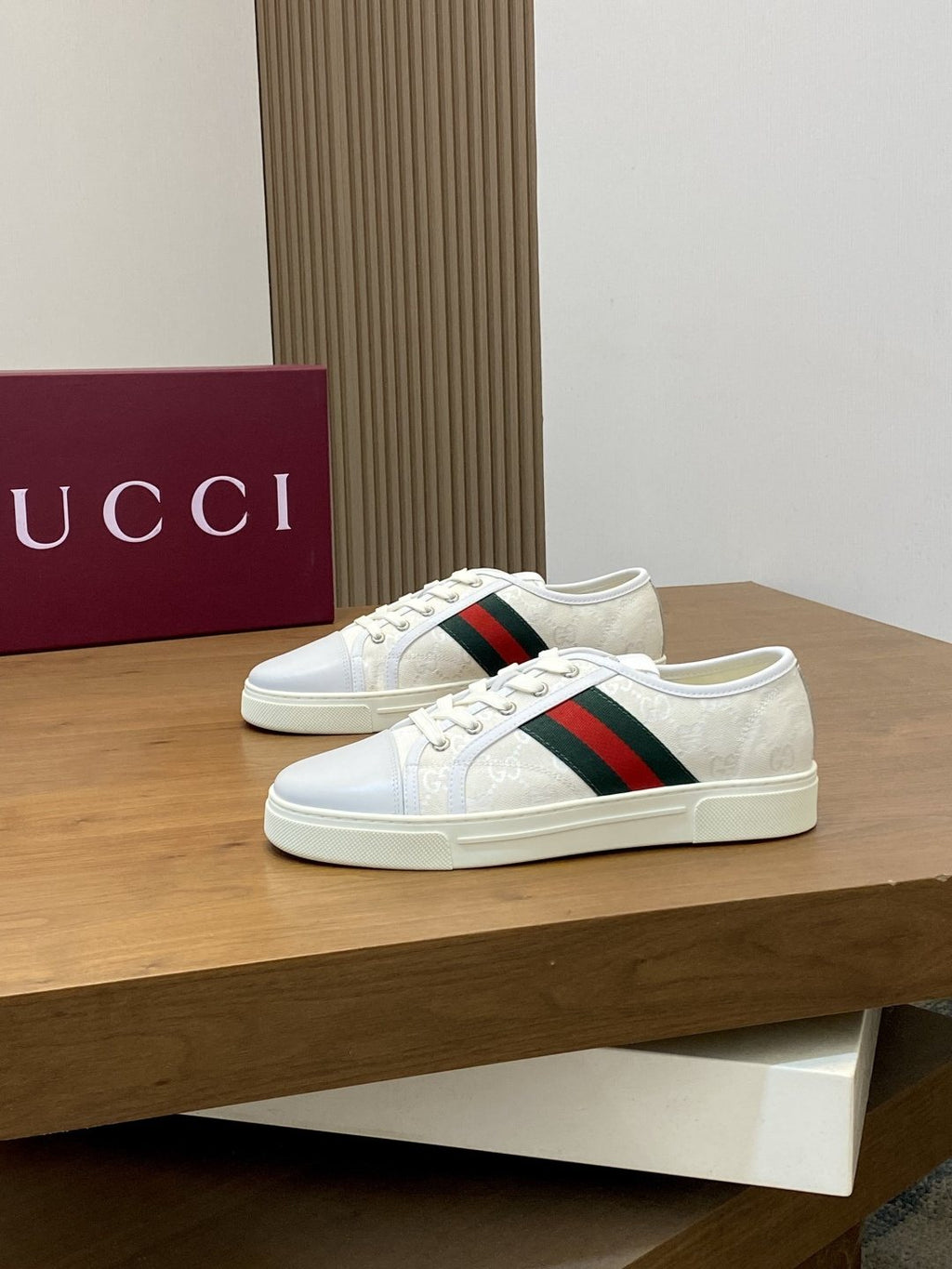 Gucci Green-Red Stripe Low-Top Sneakers — front